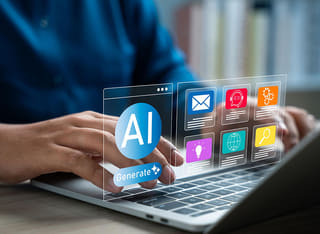 principiante en criptomonedas que estudia las bases de la negociación automatizada mediante IA