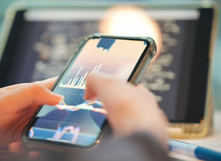 Persona del mercado revisando el flujo claro de retiro y transferencia de su capital