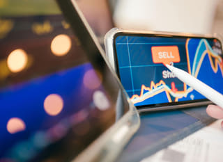 Operador en varios mercados que evalúa alternativas de Bitcoin, Ethereum y forex